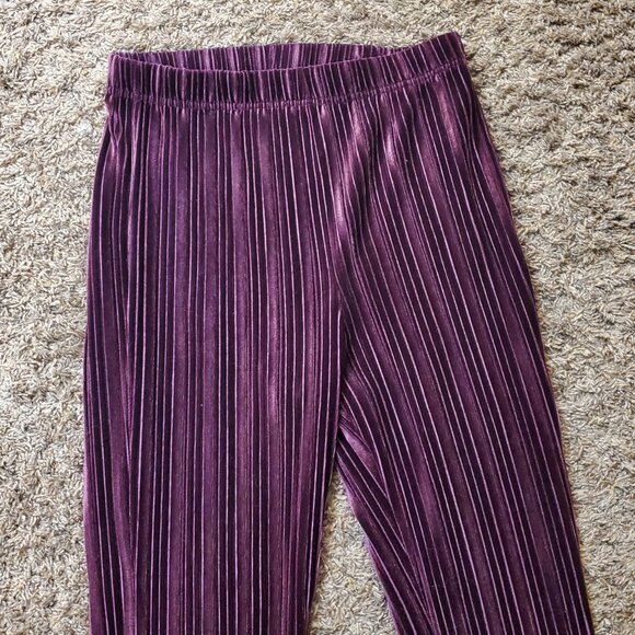 These Women's Wild Fable Purple Flared Pants in size M feature an elastic waist - Picture 3 of 7